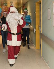 Pai Natal visita doentes internados no CHL com presentes e alegria