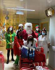 Pai Natal da Associação Dimitri Francisco visita doentes do CHL e distribui presentes