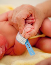 Pais de recém-nascidos já podem solicitar o registo de nascimento e Cartão de Cidadão no CHL
