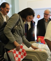 Teresa Morais oferece livros e mimos às crianças internadas na Pediatria do CHL