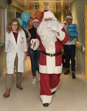 Centro Hospitalar de Leiria recebe Pai Natal com surpresas para crianças e idosos